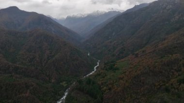 And Dağları 'ndaki nehrin insansız hava aracı görüntüsü.