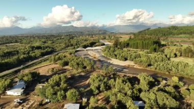 Şili 'de 2023' teki sel baskınından sonra Maule Bölgesi 'ndeki Three Arch Tres Arcos köprüsü ve Ancoa nehrinin havadan görüntüsü..