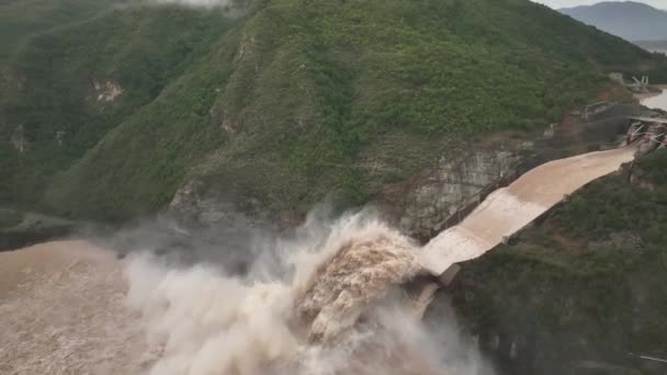 2023年にチリのマウレ地方で洪水を受けた後の空中ビューマチャクラダム — ストック動画