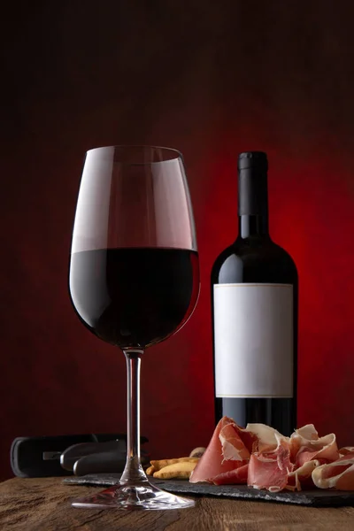 Рекламный Снимок Стекла Бутылка Красного Вина Пустой Этикеткой Хамон Серрано — стоковое фото