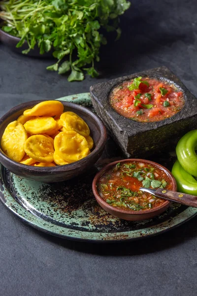 Sopaipilla Latin Amerika Yemekleri Tipik Salsa Soslu Geleneksel Şili Yapımı — Stok fotoğraf