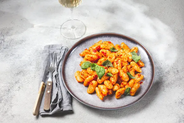 Traditional Italian Potato Gnocchi Tomato Sauce Fresh Basil Gray Plate — Stock Photo, Image