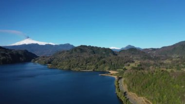 Villarica yanardağının hava manzarası ve Şili 'nin güneyinde volkanik patlamaların başlangıcı.