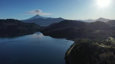 Villarica yanardağının hava manzarası ve Şili 'nin güneyinde volkanik patlamaların başlangıcı.