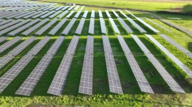 Ekoloji güneş enerjisi enerji panelleri günbatımı manzarasında yeşil enerji elektriksel yenilik doğa ortamı. Hava görünümü.