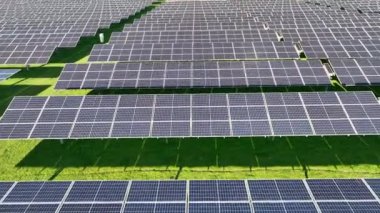 Ekoloji güneş enerjisi enerji panelleri günbatımı manzarasında yeşil enerji elektriksel yenilik doğa ortamı. Hava görünümü.