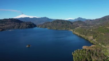 Güney Şili 'deki Villarica volkanı ve gölünün havadan görünüşü.
