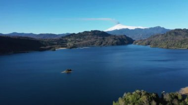 Güney Şili 'deki Villarica volkanı ve gölünün havadan görünüşü.