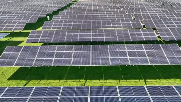 生态太阳能电站面板在田间绿色能源落日景观电力创新自然环境中的应用 空中景观 — 图库视频影像