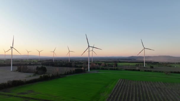 美しい紫色の夜の山の風力タービンエコファーム グリーンエコロジーの世界のための再生可能エネルギー生産 風力発電所ファームパークの空中ビュー — ストック動画