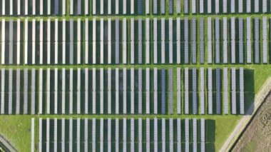 Ekoloji güneş enerjisi enerji panelleri günbatımı manzarasında yeşil enerji elektriksel yenilik doğa ortamı. Üst görünüm.