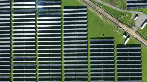 Вид Зверху Нову Сонячну Ферму Рядки Сучасних Фотоелектричних Сонячних Панелей — стокове відео