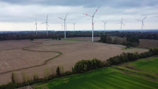 风力涡轮机和太阳能电池板在美丽的风景上的生态农场 促进绿色生态世界的可再生能源生产 风车和太阳能电池板农场公园的空中景观 — 图库视频影像