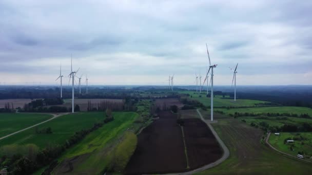 Turbina Eólica Eco Fazenda Bela Paisagem Montanha Roxa Noite Produção — Vídeo de Stock