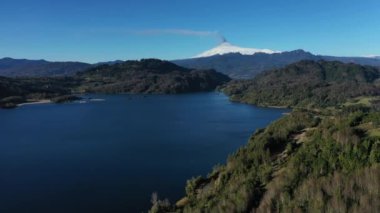 Villarica yanardağının hava manzarası ve Şili 'nin güneyinde volkanik patlamaların başlangıcı.