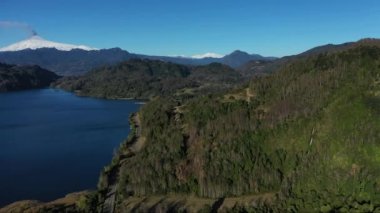 Villarica yanardağının hava manzarası ve Şili 'nin güneyinde volkanik patlamaların başlangıcı.