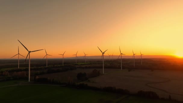 日没の風力タービン農場の空中視野 再生可能エネルギーの生産 ドローン ビデオ — ストック動画