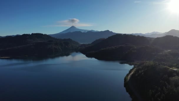 チリ南部のヴィラリカ火山と火山噴火の始まりの空中観測 — ストック動画