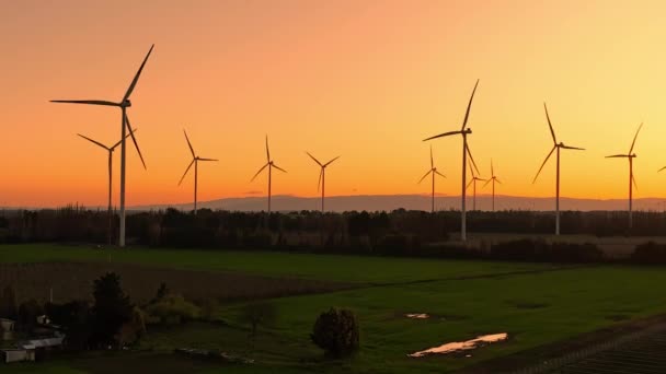Luftaufnahme Von Windkraftanlagen Sonnenuntergang Erzeugung Erneuerbarer Energien Drohnenvideo — Stockvideo