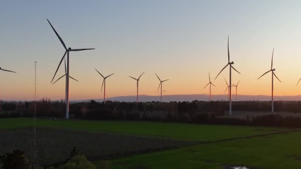 Widok Lotu Ptaka Farmę Turbin Wiatrowych Zachodzie Słońca Produkcja Energii — Wideo stockowe