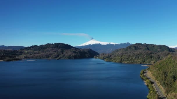 Αεροφωτογραφία Του Ηφαιστείου Villarica Και Έναρξη Ηφαιστειακής Έκρηξης Στη Νότια — Αρχείο Βίντεο