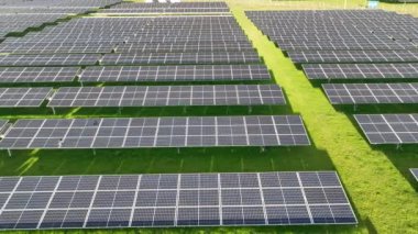 Ekoloji güneş enerjisi enerji panelleri günbatımı manzarasında yeşil enerji elektriksel yenilik doğa ortamı. Hava görünümü.