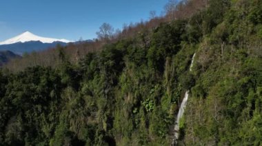 Güney Şili 'deki Villarica volkanı ve gölünün havadan görünüşü.