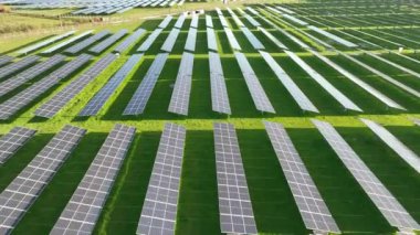 Ekoloji güneş enerjisi enerji panelleri günbatımı manzarasında yeşil enerji elektriksel yenilik doğa ortamı. Hava görünümü.