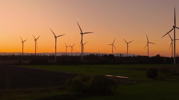 Günbatımında Rüzgar Türbinleri Çiftliğinin Havadan Görüntüsü Yenilenebilir Enerji Üretimi Drone — Stok video