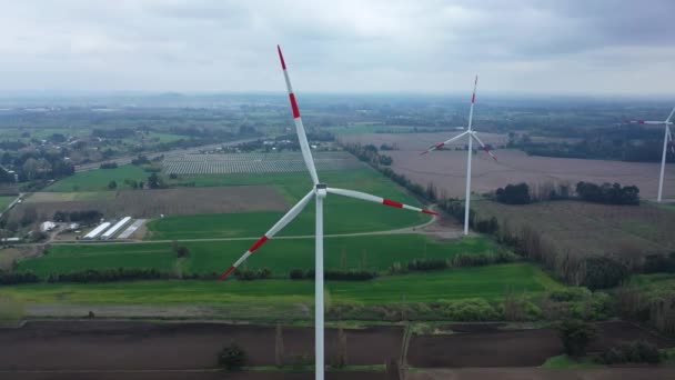 Windturbine Eco Boerderij Prachtige Paarse Avond Berglandschap Duurzame Energieproductie Voor — Stockvideo