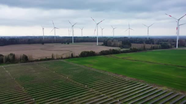 Ветряные Турбины Солнечные Панели Эко Фермы Красивом Ландшафте Возобновляемые Источники — стоковое видео