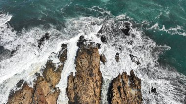 Constitucion Şili, Pasifik Okyanusu yakınlarındaki Arco Calan sahilinin insansız hava aracı görüntüsü..