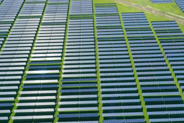 Yazın sahada güneş panelleri, hava aracı görüntüsü.