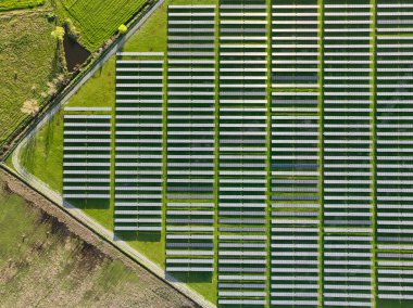 Yazın sahada güneş panelleri, hava aracı görüntüsü.