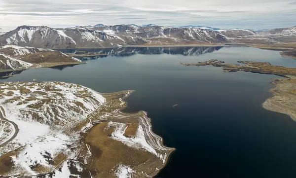 Luchtfoto Van Snowy Andes Maule Lagoon Aan Pehuenche Grensovergang Tussen Rechtenvrije Stockfoto's