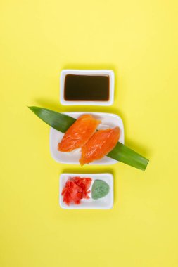 Suşi seti sarı arka planda. Üst görünüm.