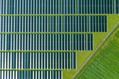 Yazın sahada güneş panelleri, hava aracı görüntüsü.
