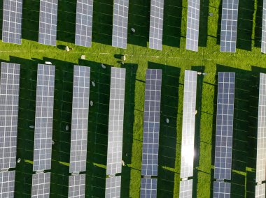 Yazın sahada güneş panelleri, hava aracı görüntüsü.