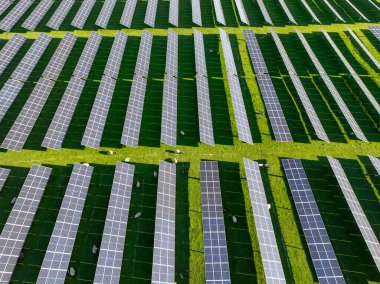 Yazın sahada güneş panelleri, hava aracı görüntüsü.