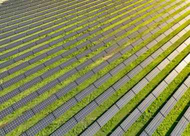 Yazın sahada güneş panelleri, hava aracı görüntüsü.