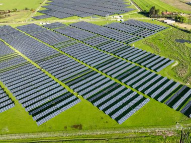Yazın sahada güneş panelleri, hava aracı görüntüsü.