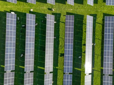 Yazın sahada güneş panelleri, hava aracı görüntüsü.