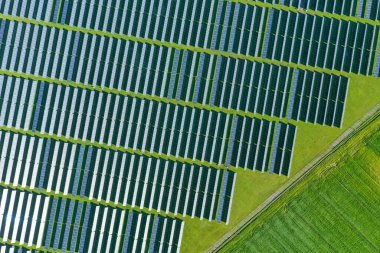 Yazın sahada güneş panelleri, hava aracı görüntüsü.