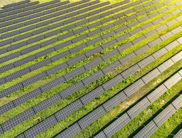Yazın sahada güneş panelleri, hava aracı görüntüsü.