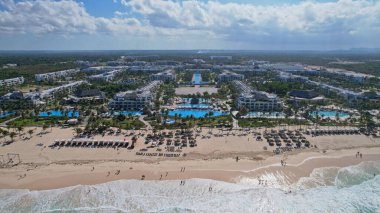 Beyaz kum plajı ve mavi okyanus kıyısındaki havuz ve restoranları olan eğlence alanı Punta Cana Dominik Cumhuriyeti 'ndeki Hard-Rock Oteli, Şubat 2022