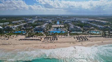 Beyaz kum plajı ve mavi okyanus kıyısındaki havuz ve restoranları olan eğlence alanı Punta Cana Dominik Cumhuriyeti 'ndeki Hard-Rock Oteli, Şubat 2022