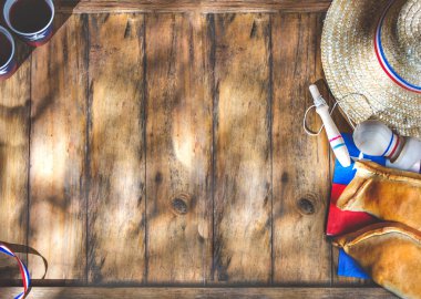 Şili 'nin bağımsızlık günü kavramı. fiestas patrias. Tipik pişmiş börek, şarap ya da Chicha, şişman ve embolik. 18 Eylül parti günü için dekorasyon, ahşap arka plan, üst manzara.