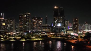 Panama Şehri 'nin gece hava aracı görüntüsü