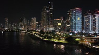 Panama Şehri 'nin gece hava aracı görüntüsü