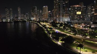 Panama Şehri 'nin gece hava aracı görüntüsü